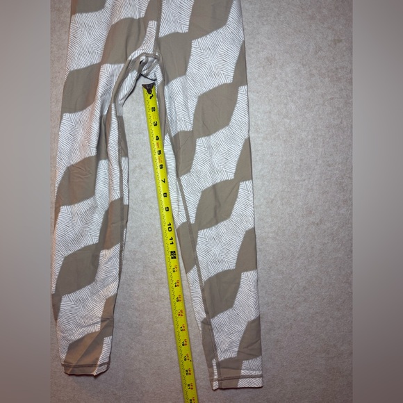 Aerie Chill Play Move High Waisted Geometic White Beige Tan Legging Size Small - Picture 3 of 11
